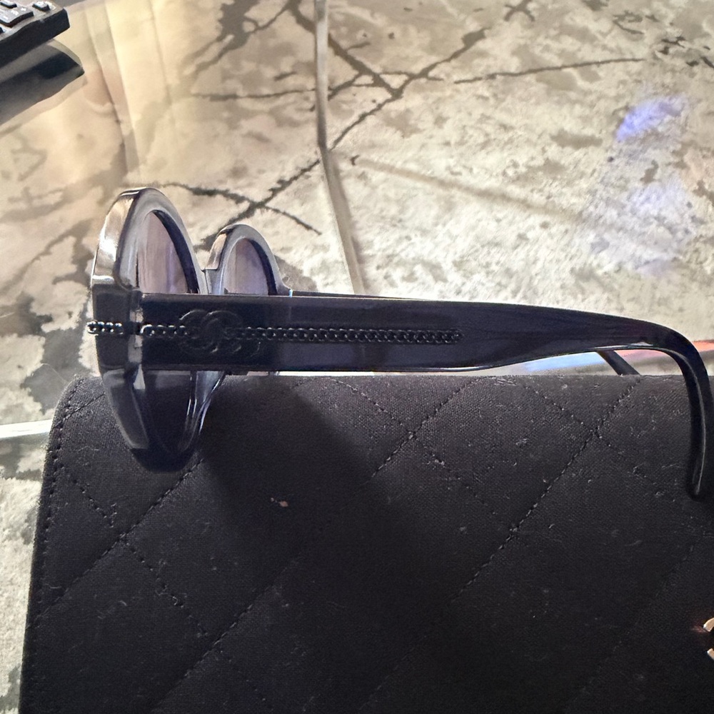 CHANEL Elegant Navy Chain Logo Design Sunglasses